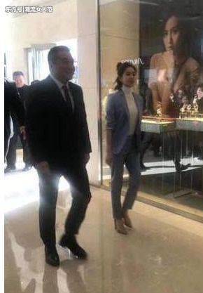 刘诗诗居然这样穿，看完下半身太抢眼，网友：气质还是女神级！