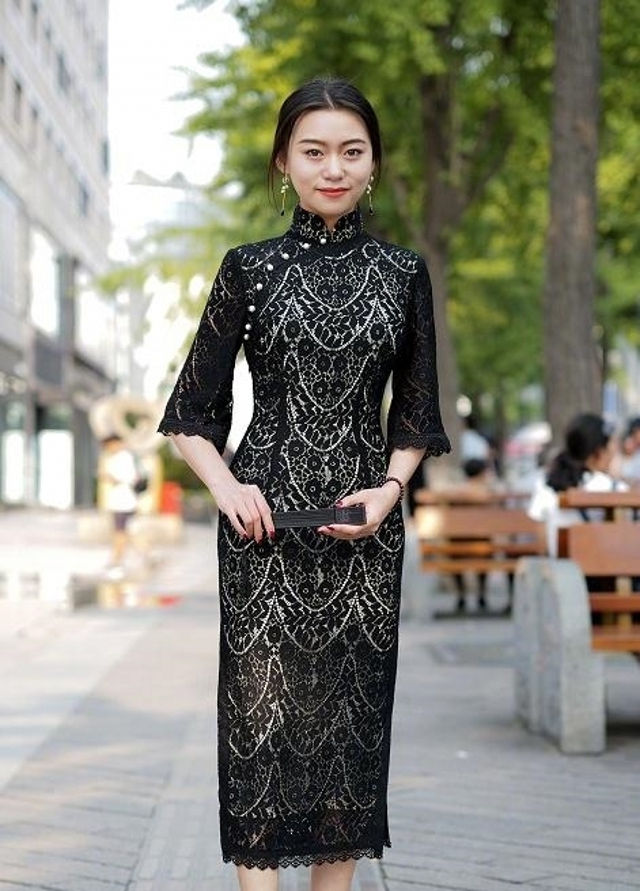  「婉约」路人街拍,小姐姐白T恤搭配紧身牛仔裤,很是婉约动人