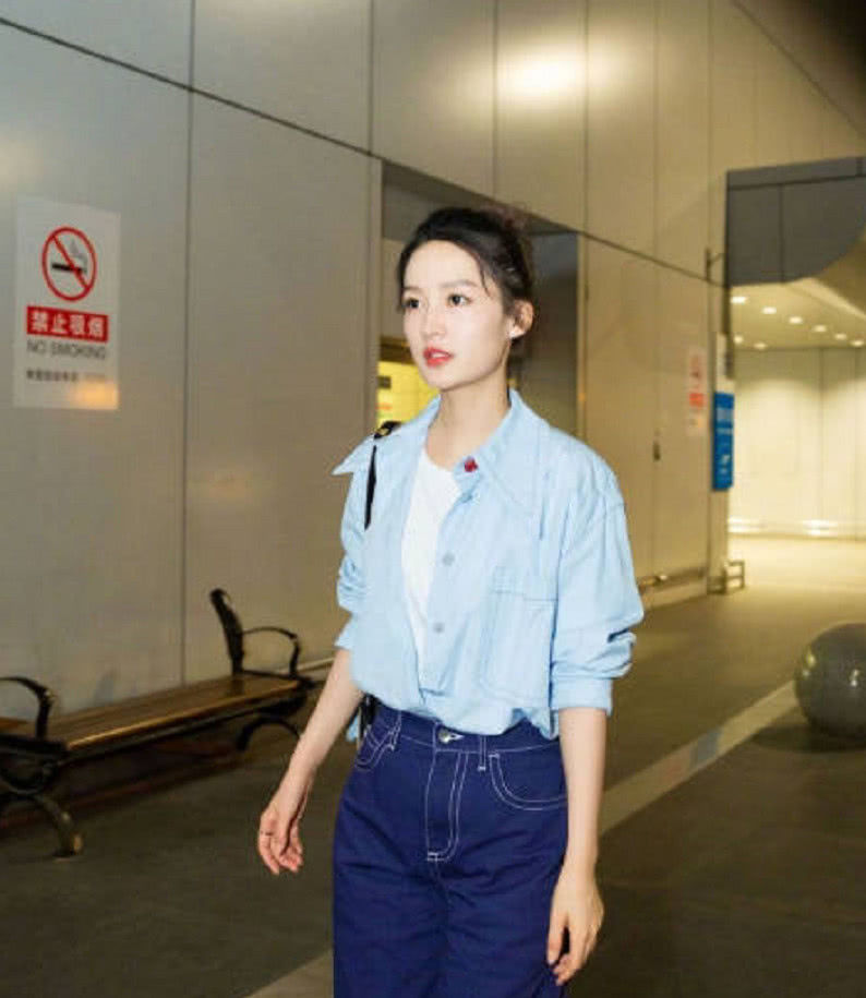 李沁是把机场当秀场了吧,竟直接顶着素颜就出门,颜值高就是任性