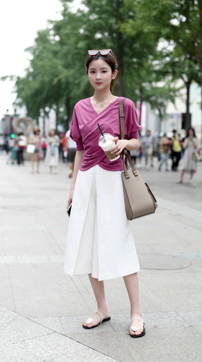 街拍路人，赏心悦目的颜值让回头率爆表，小蛮腰和大长腿不会缺席