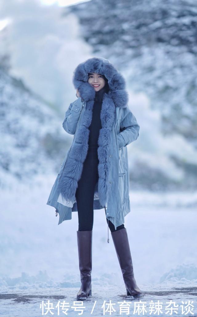  『气质』三木白雪中穿红大衣好惊艳，会穿搭的女人太有气质，优雅本人！