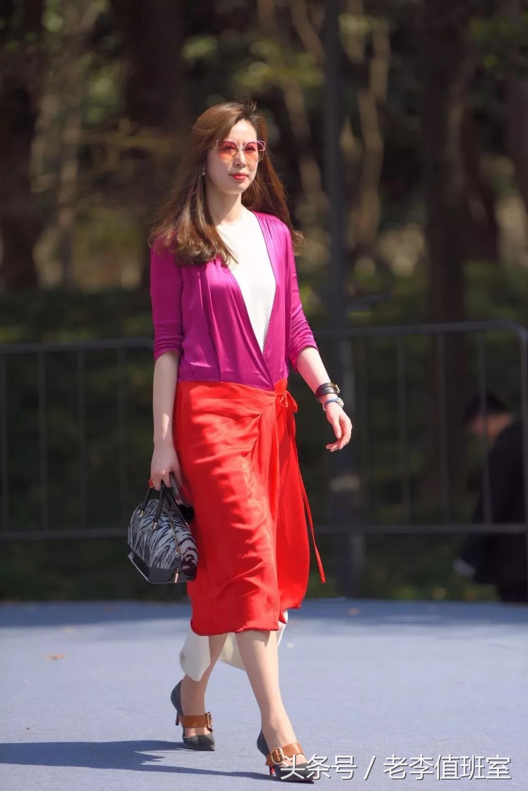 街拍:走路时衣衫飘动明艳动人的性感气质红裙美女