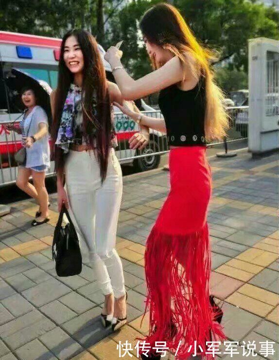 穿红裙子的姑娘，总觉你的身高不对，你这高跟鞋比你的脚还长！