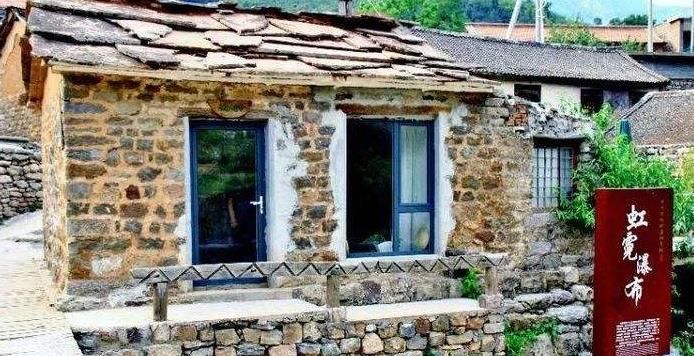  『每晚』中国一座建在瀑布上的村庄，每晚枕着瀑布入睡，游客却络绎不绝