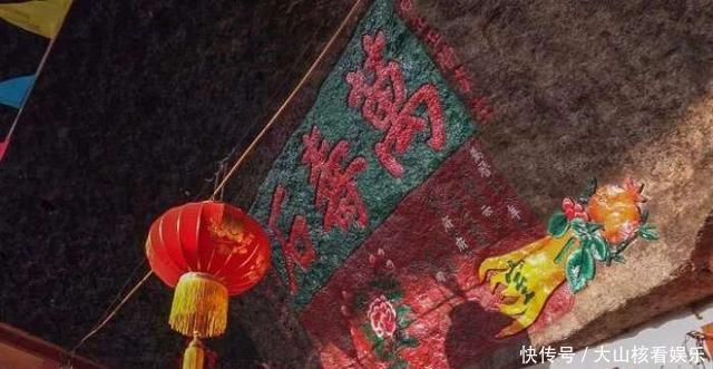 广东有个寺庙很奇怪，“压”在一块巨石下400年，传说很灵验