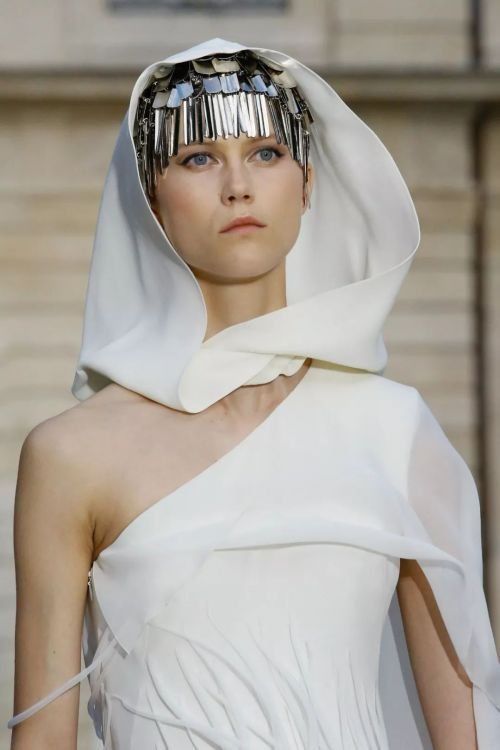 她是凡尔赛宫的点缀，也是女神裙上的珠光