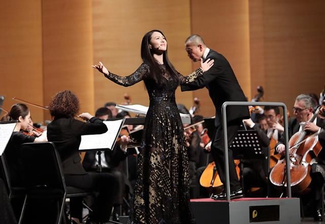 曾经辣眼渔网装，谭维维金曲奖上穿了两次，果然是歌手里最会穿的