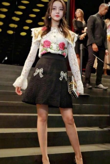 赵丽颖86斤，热巴94斤，两个人同时穿短裙，都美，腿长真好！