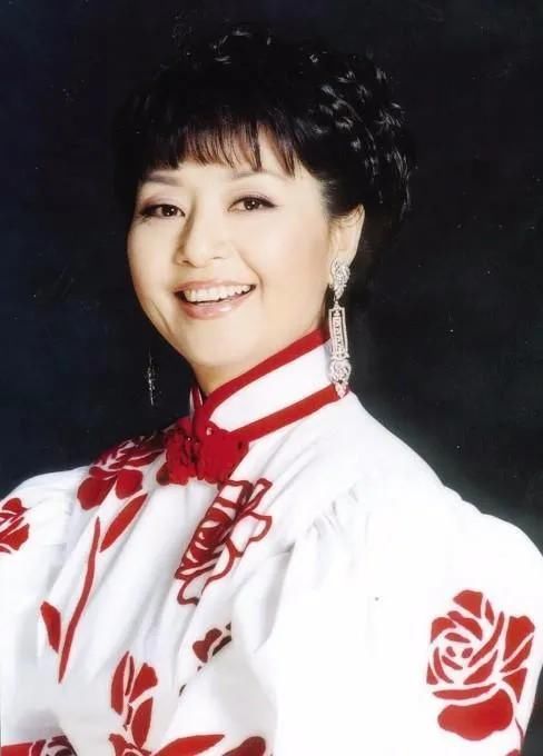 『不少』32岁离婚,42岁再婚嫁法国名门望族,殷秀梅坚持不改国籍,外籍丈夫支持她