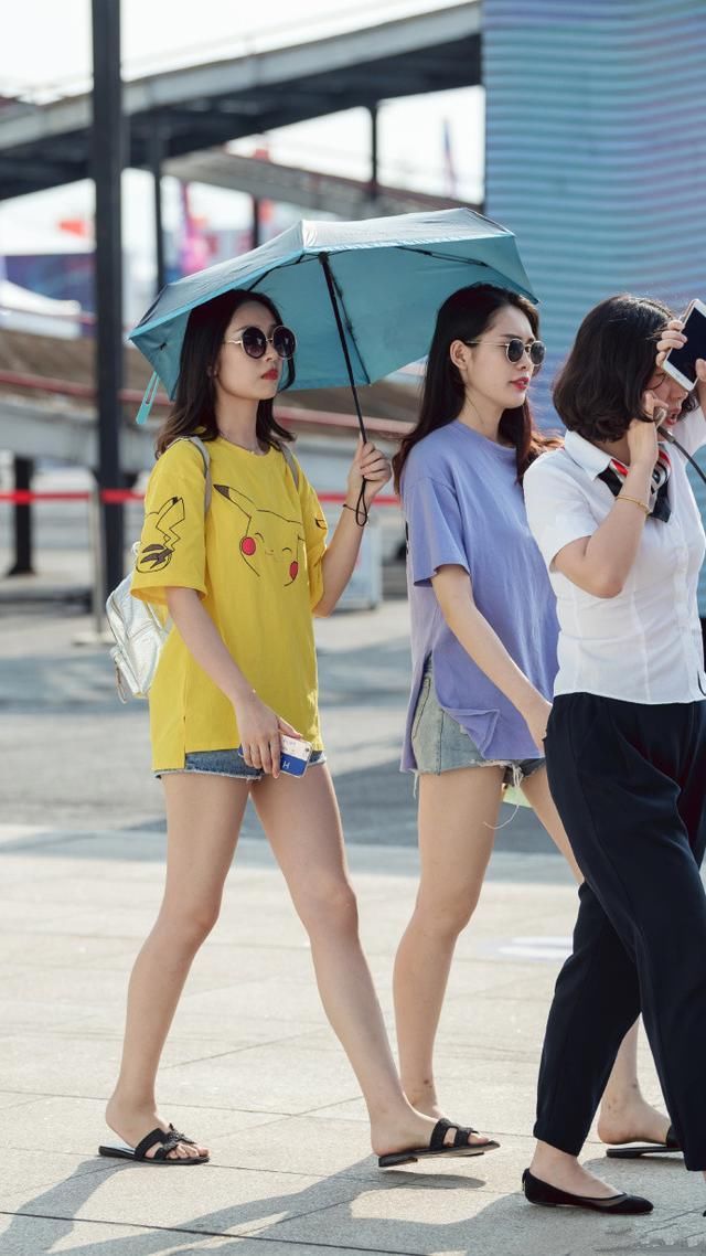 街拍，长的好看还年轻是一种资本，穿的时尚才是本领