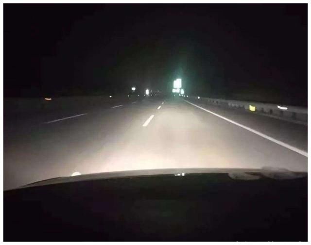  技巧：夜间高速路行驶小技巧，新手和老司机都要注意