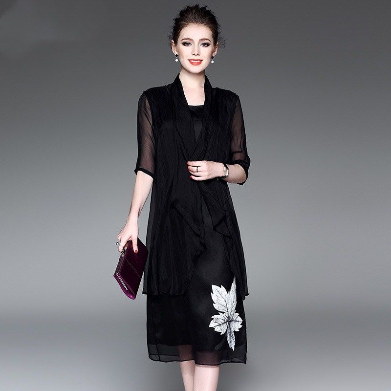 年过40的你偶尔装嫩一下，多穿这样的连衣裙配高跟鞋焕发女人味