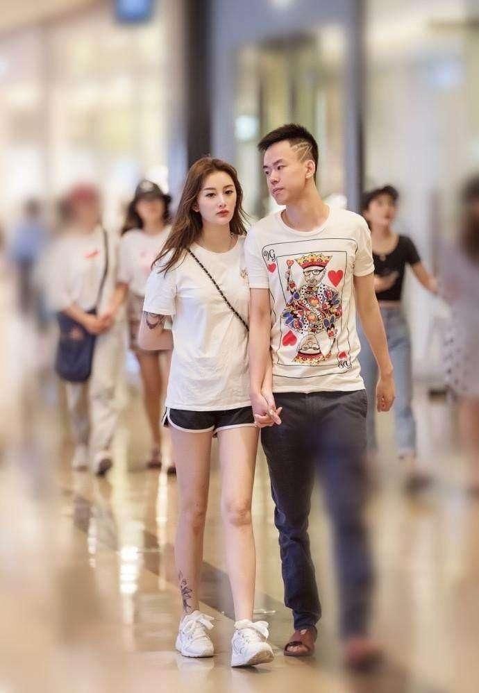 小姐姐穿着黑色连衣裙，整个人看起来青春又柔和，美腿完美展现!