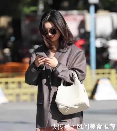  [美女]亭亭玉立的美女，一件灰色上衣配白色长裤，运动活力气息