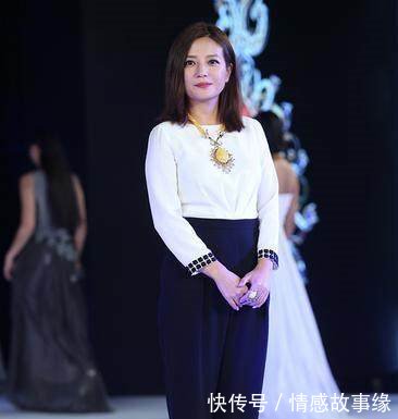 41岁赵薇同框37岁董洁,只差4岁,竟一个大妈,一个少女