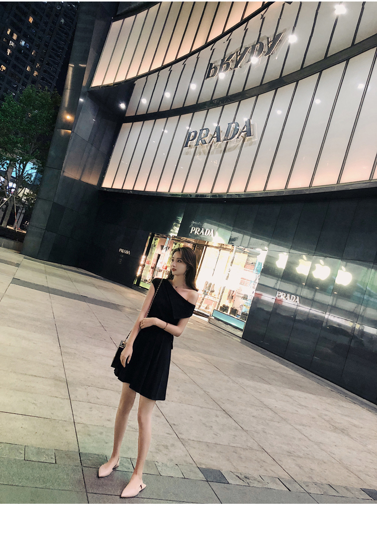 夏天度假撩人杀手锏，性感的露肩裙，风情迷人