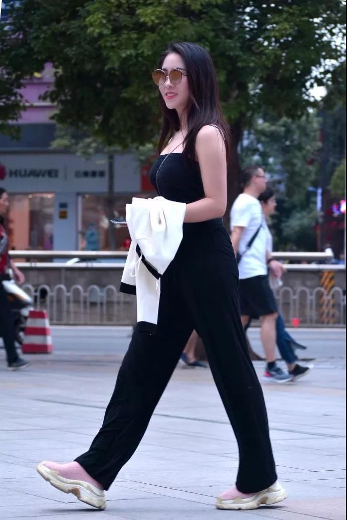 街拍: 街上一位穿黑色短裤丰腴小姐姐, 漂亮的身材实在惹人爱