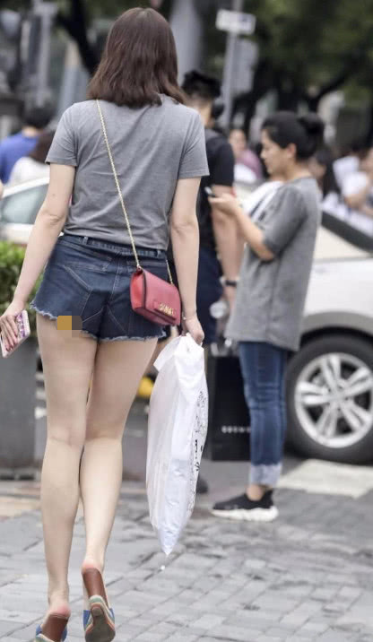 丰满小姐姐短裤穿搭尽显凹凸有致的好身材，前凸后翘成熟妩媚