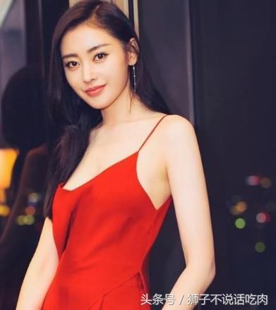 张天爱又作妖，上身穿件“肚兜”出席活动，网友：真是丑到家了！