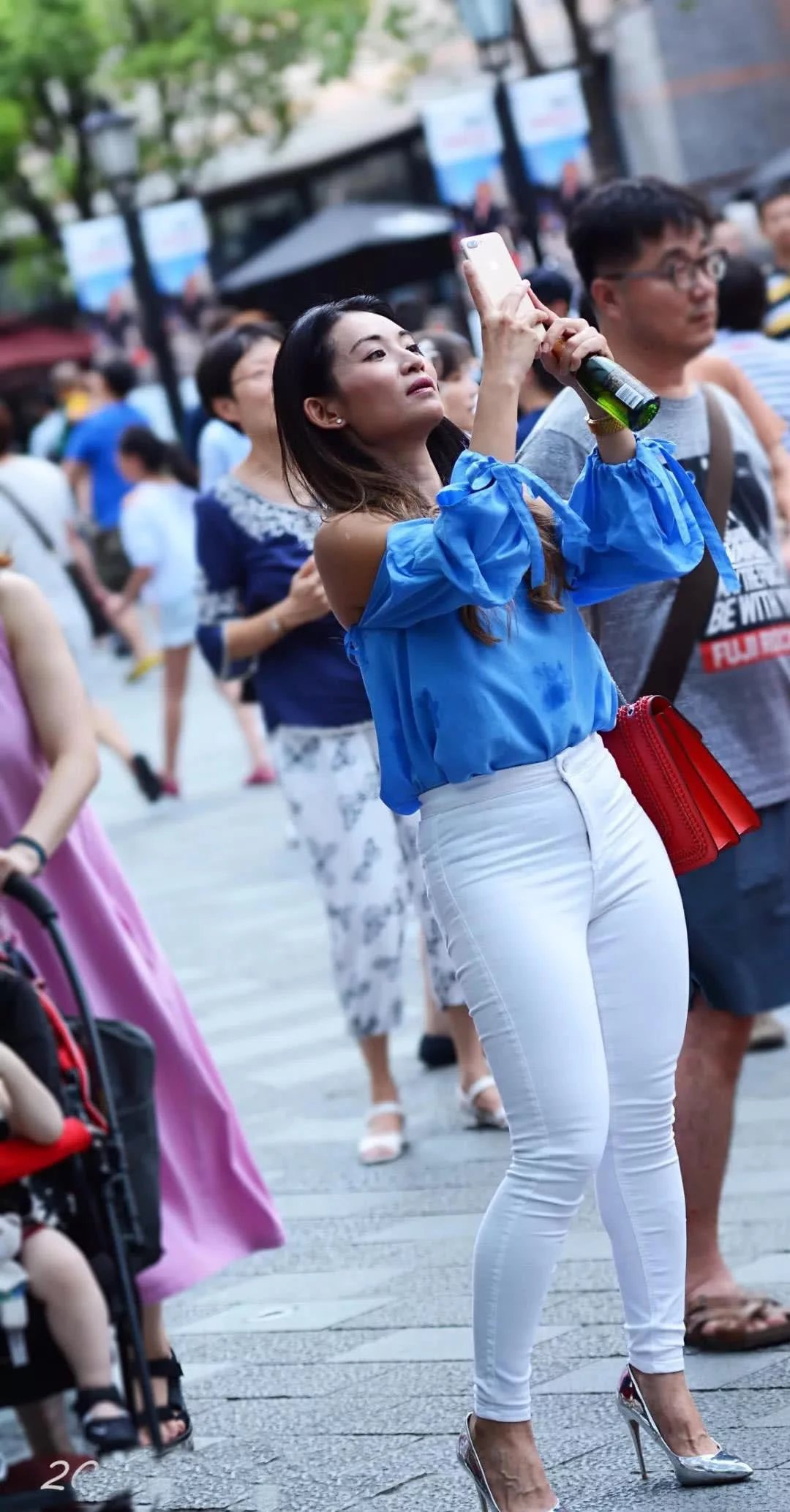 胯宽微胖的女子穿白色紧身裤拍风景，其实自己就是一道风景