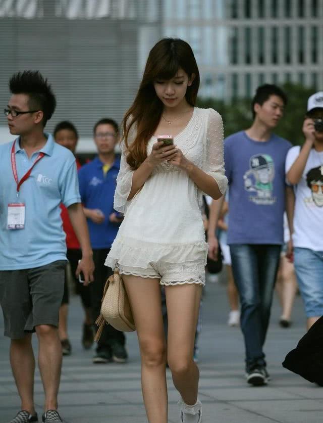 路人街拍：小姐姐是白色控和粉色控吧，吊带短裙无比清爽