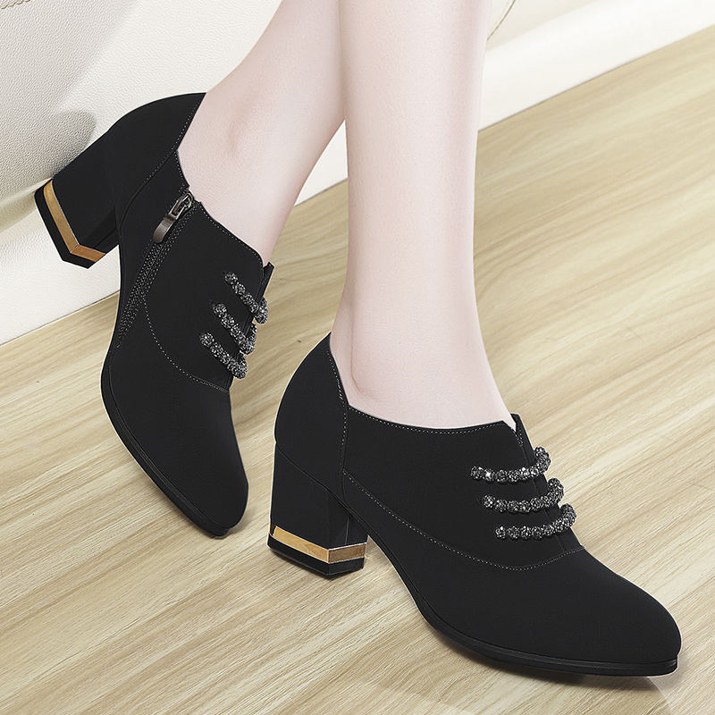 一双舒适的粗跟高跟鞋，可以决定你的气质，在这个秋季美美哒