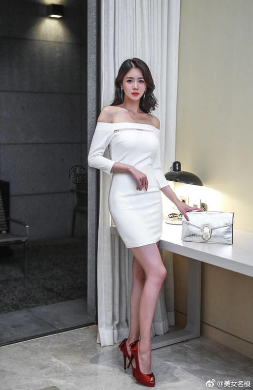 美女写真集：白色抹胸连衣裙，展示性感好身材，时尚有魅力!