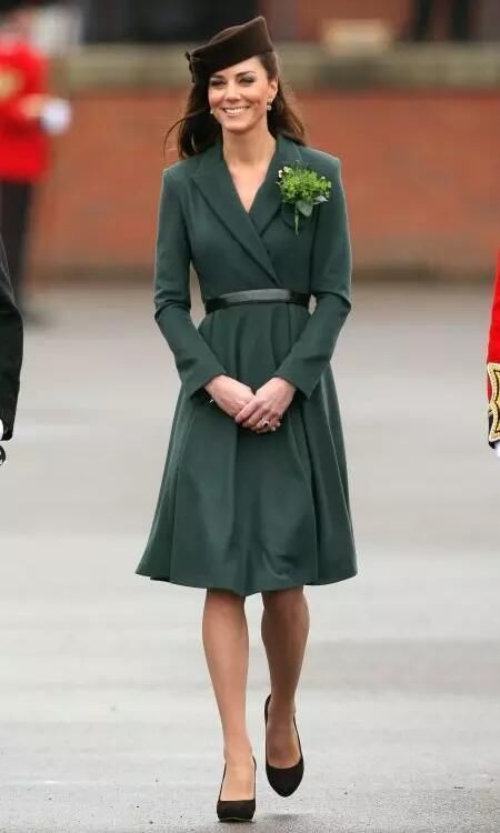 凯特王妃休闲装很舒适，手中行李包很不搭!网友:像外出的打工妹