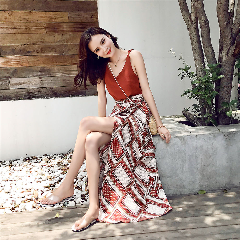 嫂子穿得越来越迷人，若隐若现中勾勒出曼妙曲线，迷得都挪不开眼