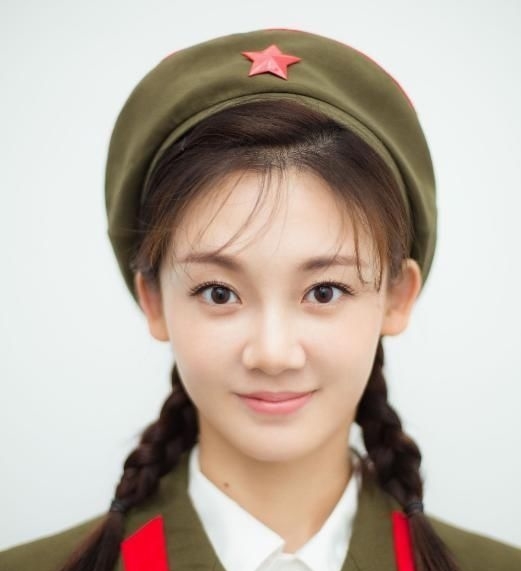 #发展#同是《芳华》女主角,钟楚曦发展为何比苗苗好很多?原因很简单