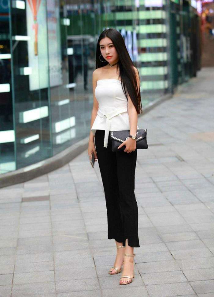 街拍 : 高挑的美女身材真好, 清爽穿搭有种娇艳欲滴的美