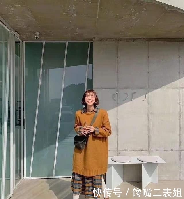 『宽松』女人过40少穿卫衣吧,掉档次!今年流行“百搭毛衣”,减龄又洋气