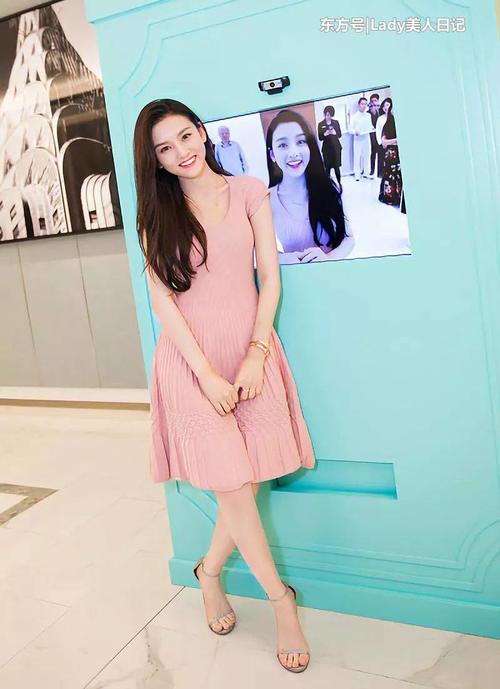 比宋祖儿大几岁的王鸥这样穿，两人竟似同龄人，果然这样搭显年轻