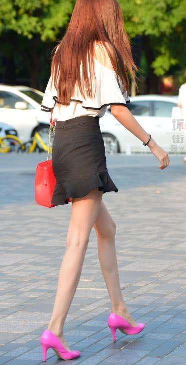 街拍: 黑色短裙怕配玫瑰色高跟鞋, 尽显迷人女人味