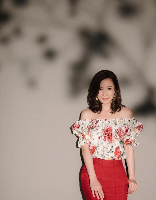 佘诗曼真大胆!波点上衣只穿一半就上台,网友:衣服怎么不好好穿