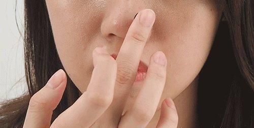 「轻松」鼻翼上的黑头该怎么去掉牢记这几招，让我们轻松告别“草莓鼻”