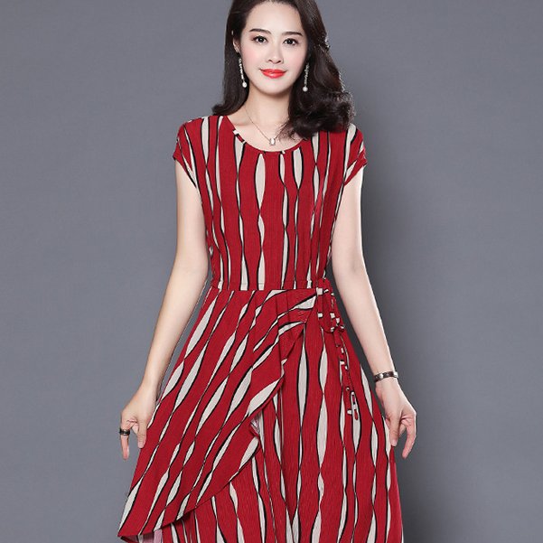 妈妈出门，就要穿的年轻漂亮，新款妈妈装，走哪儿都出众