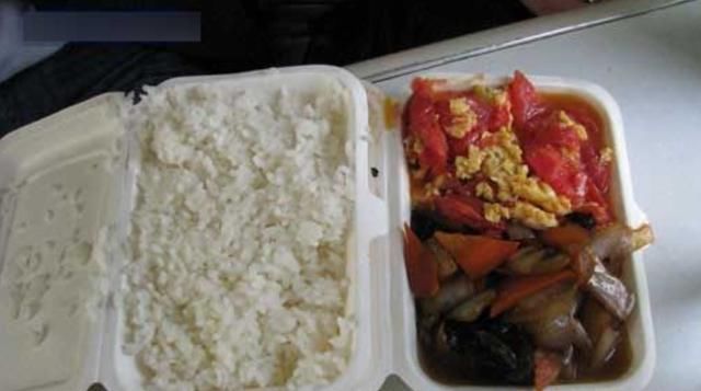 那些选择坐火车的人，为什么宁可饿肚子，也不愿吃火车上的盒饭？