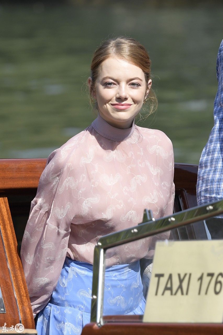 艾玛斯通白色高跟鞋 真的被她吸引到了