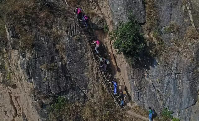 花6亿给悬崖村却只建了个铁梯子，这钱怎么用的？