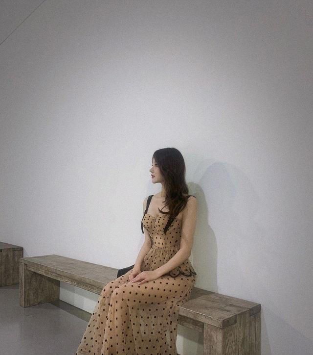  身穿：刘玥菲可盐可甜，身穿一件白色T恤配超短百褶裙，让她“重回”18