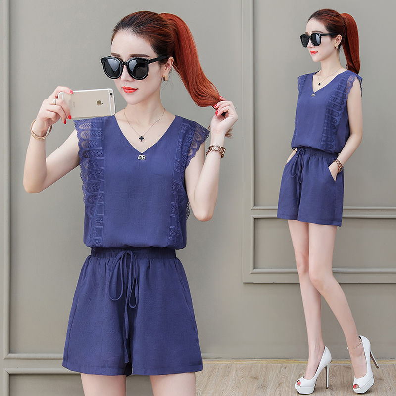 不愧是70后老婆，年龄虽快上50，穿短裤套装+高跟鞋，嫩炸美