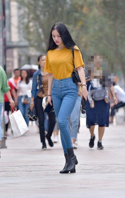 街拍:美女穿深v红裙，拥有让人羡慕的身材，真是很性感!