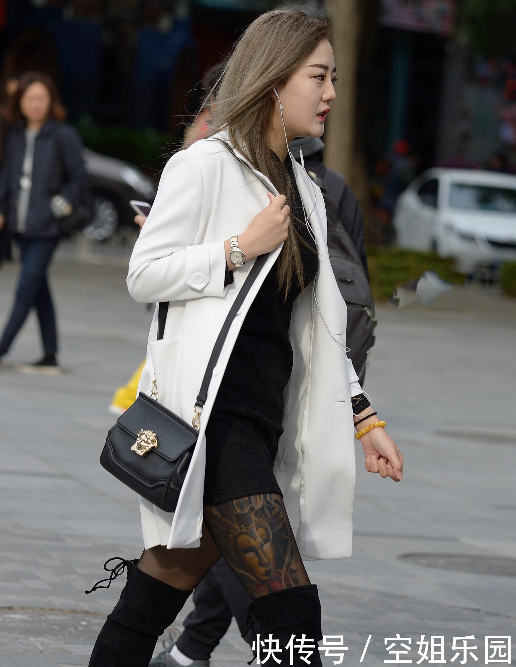 微胖辣姐包臀裙穿插白色风衣，鲜明颜色对比吸睛无数，黑丝丝毫抵