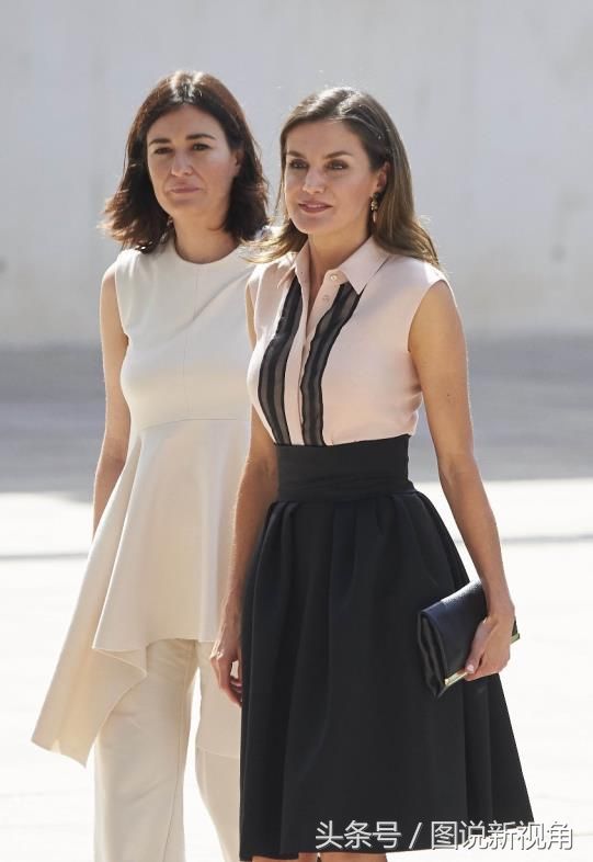 46岁的西班牙王后:穿蕾丝长裙，无袖装，细高跟，很抢眼