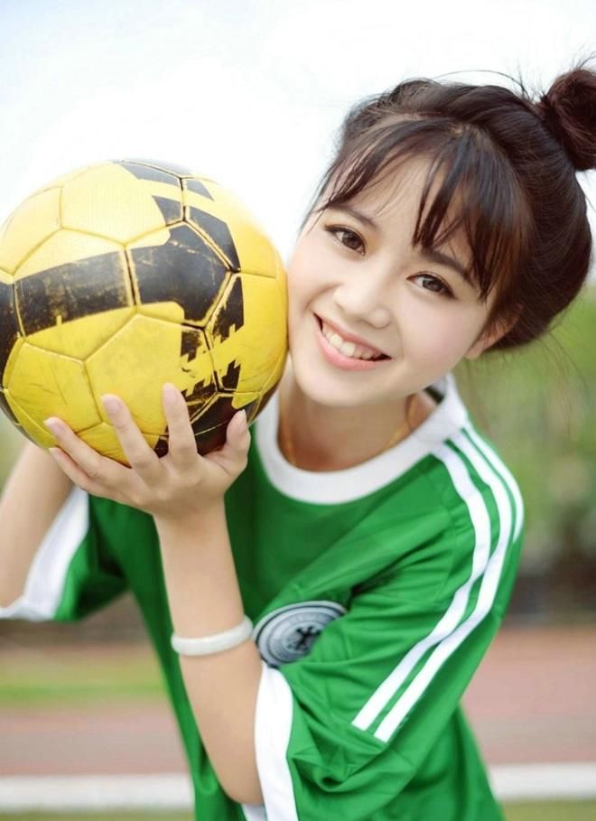 性感足球宝贝甜美俏皮球场写真图片