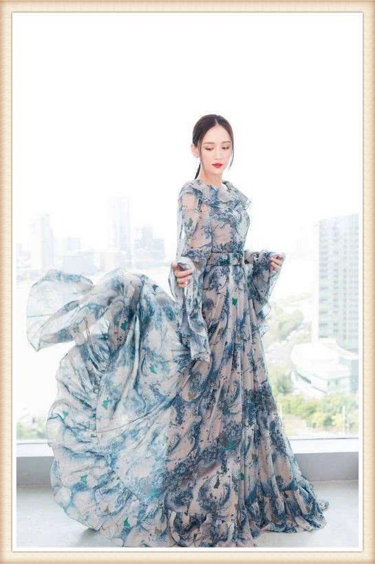 当周冬雨和陈乔恩同穿一件衣服，终于见识了高级脸和网红脸的差距