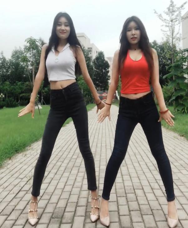 俩个小姐姐一齐热舞,两双“筷子腿”你喜欢哪个?