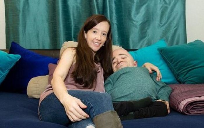 美女不顾家人反对嫁给85厘米侏儒男，称丈夫会疼人，两人是真爱!