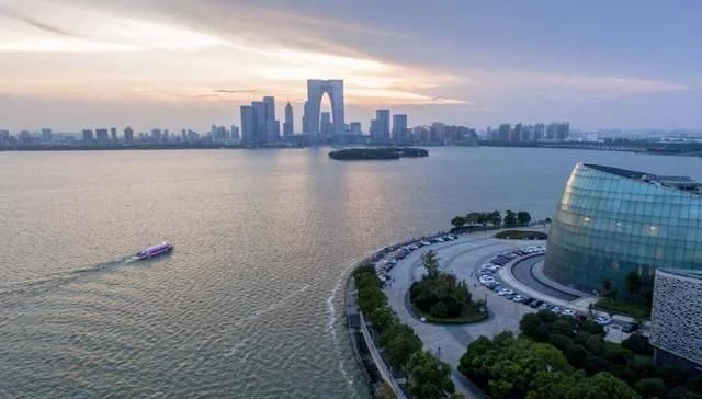 中国最有魅力的两个湖泊,同是5A级免费景点,一个自然一个现代【2020热门旅游景点】